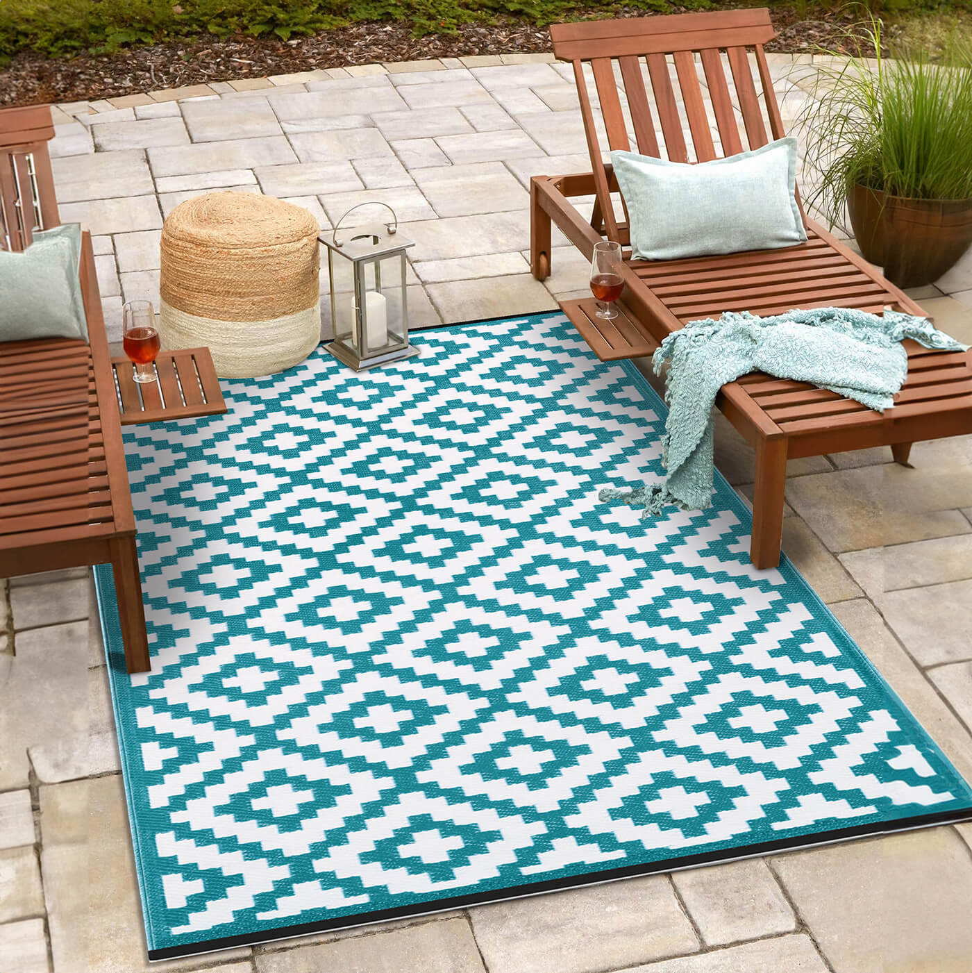 Nirvana Outdoor Recycled Plastic Rug (Teal Blue/White)