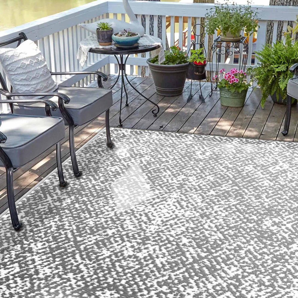 Should You Put An Outdoor Rug On A Wood Deck?