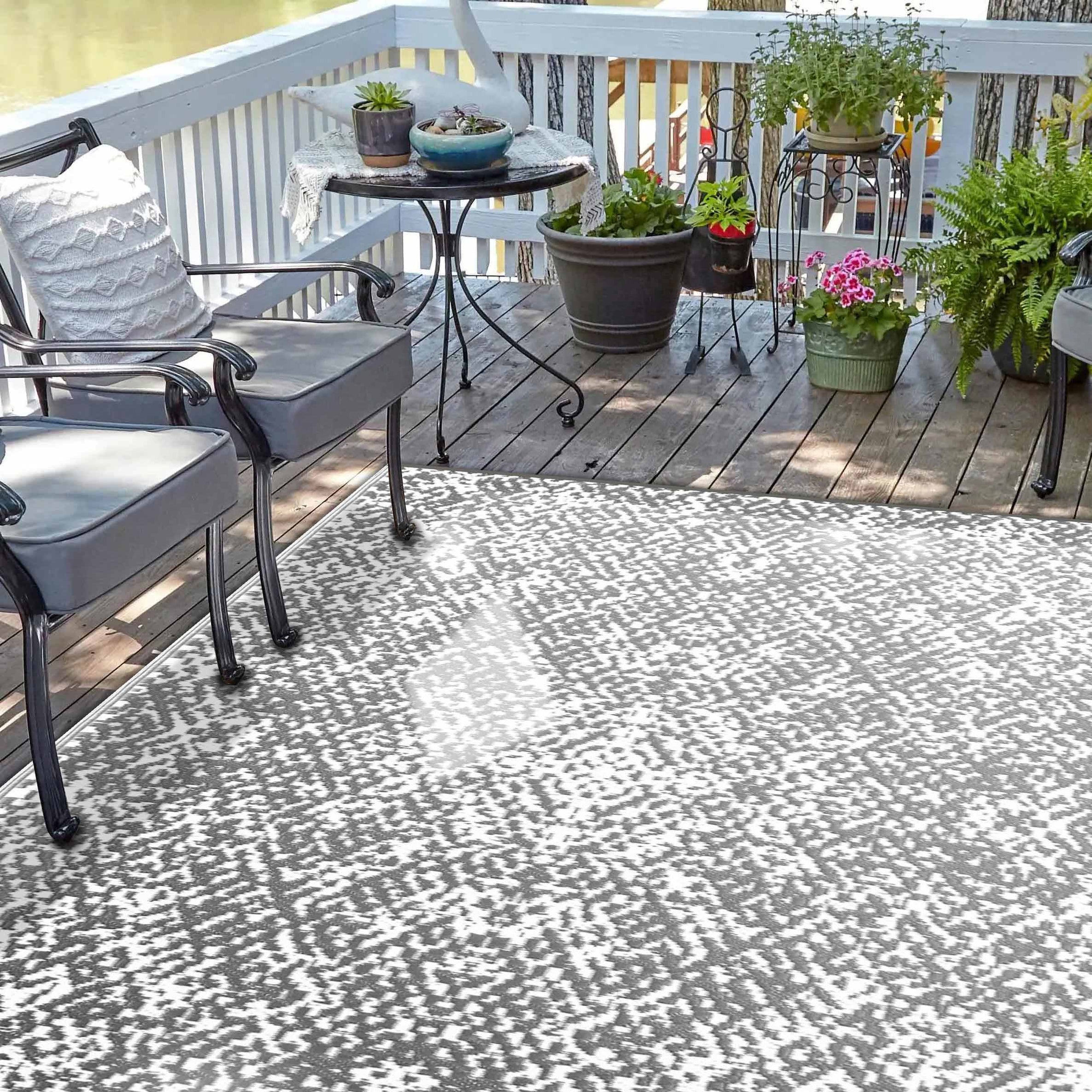 Should You Put An Outdoor Rug On A Wood Deck?