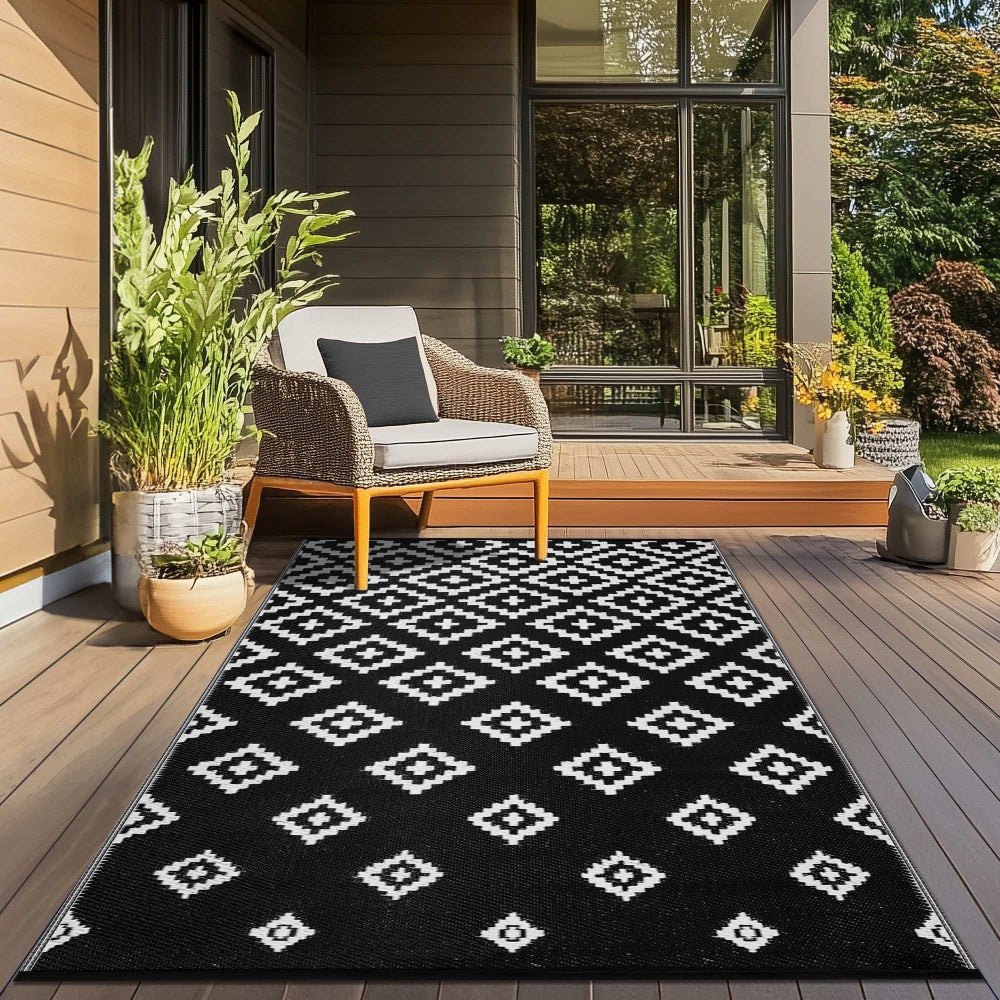 Diamond Pattern Rattan Rug Durable Outdoor Rug | Bettina Black & White Diamond Pattern | 120x180cm
