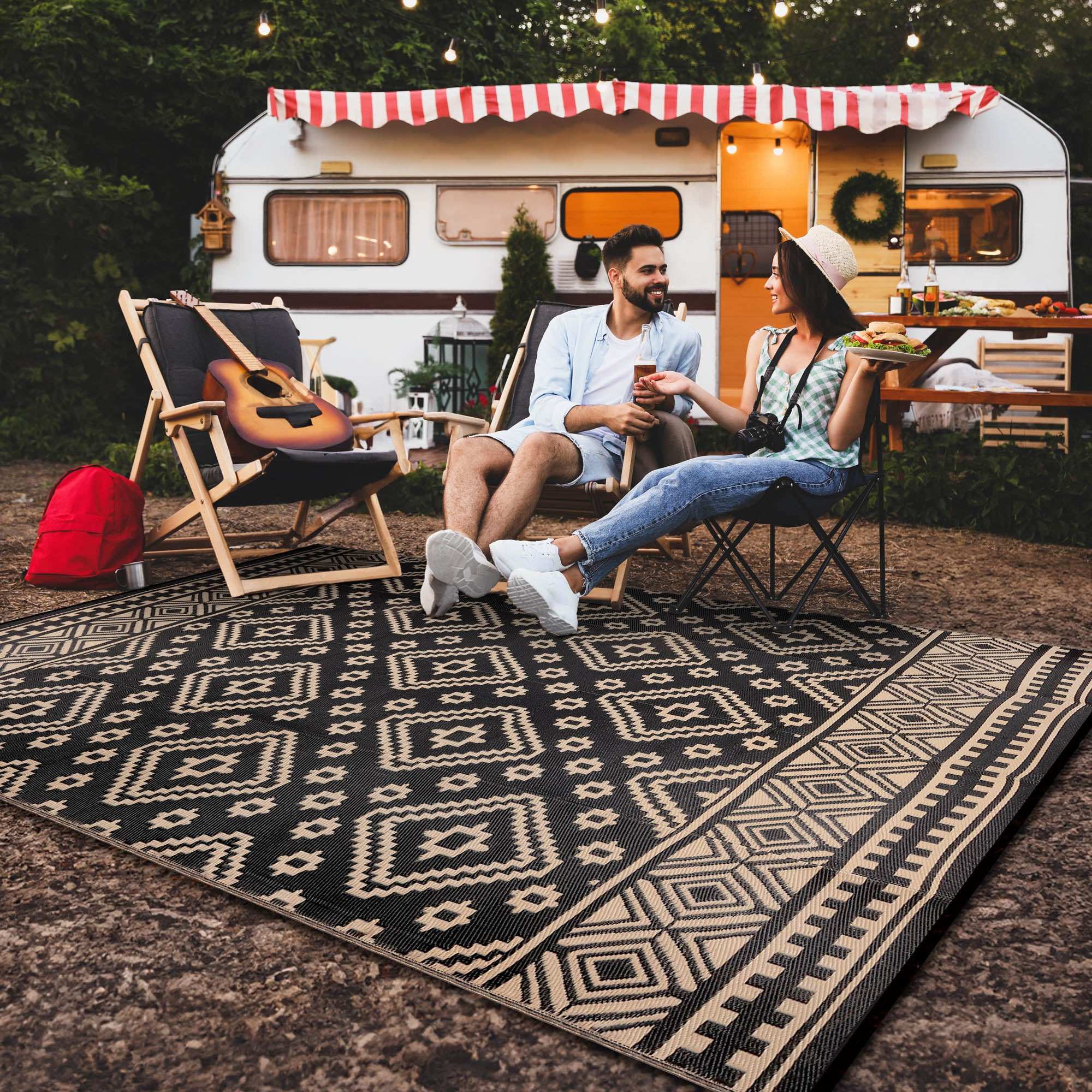 camp outdoor Venice Outdoor Recycled Plastic Rug for Camping (Black / Beige)