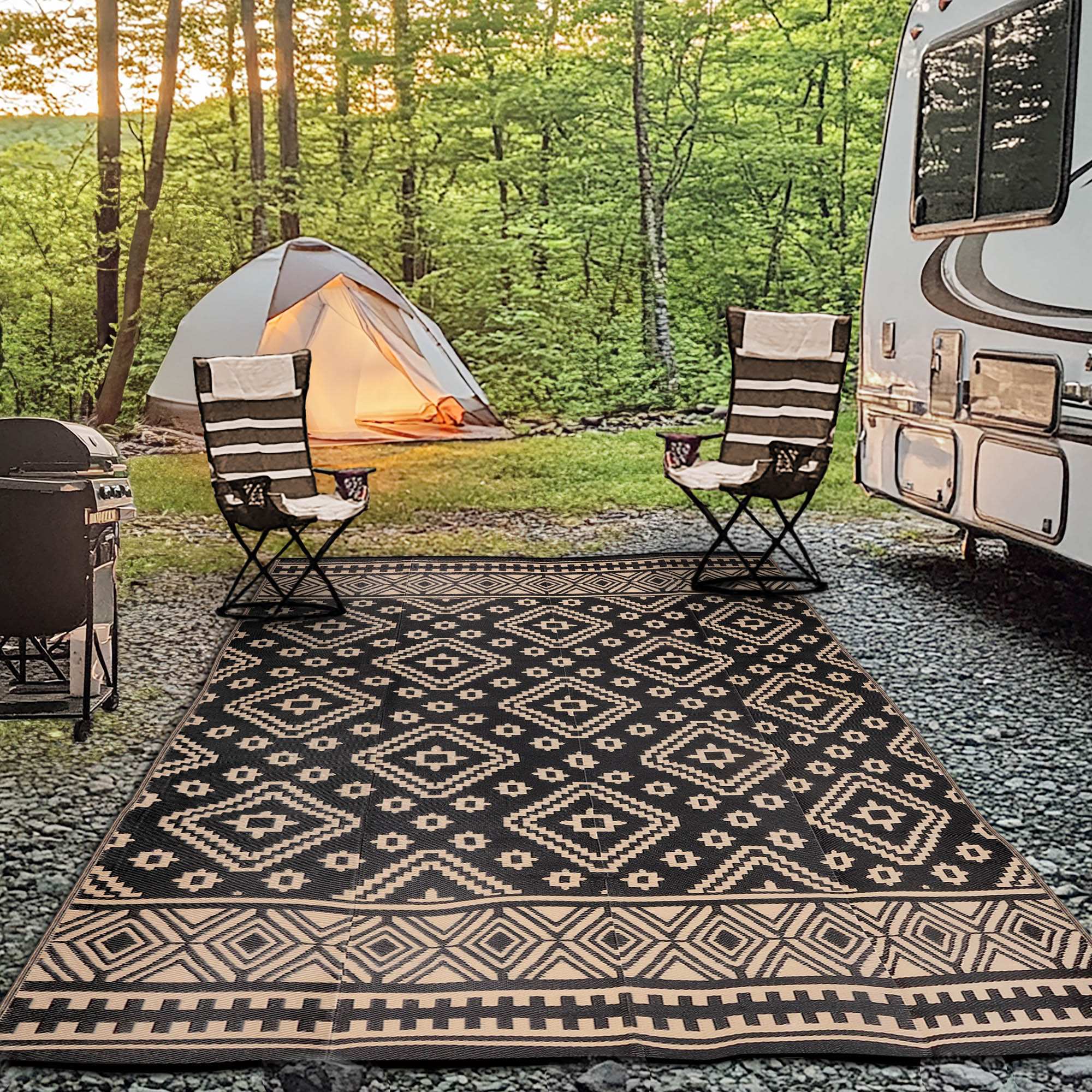 Venice Outdoor Recycled Plastic Rug for Camping (Black / Beige)