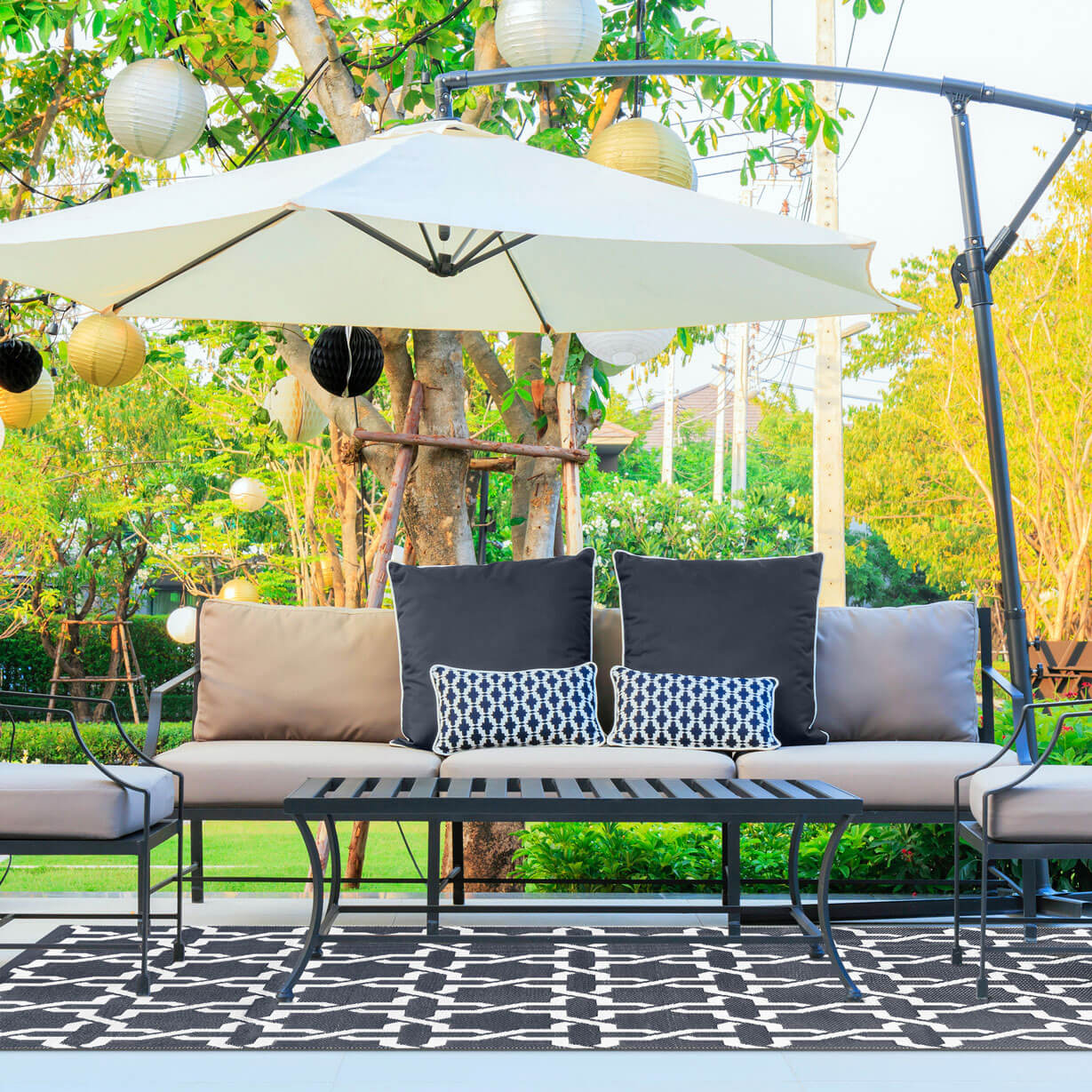 Serene Outdoor Charcoal Grey and White Rug
