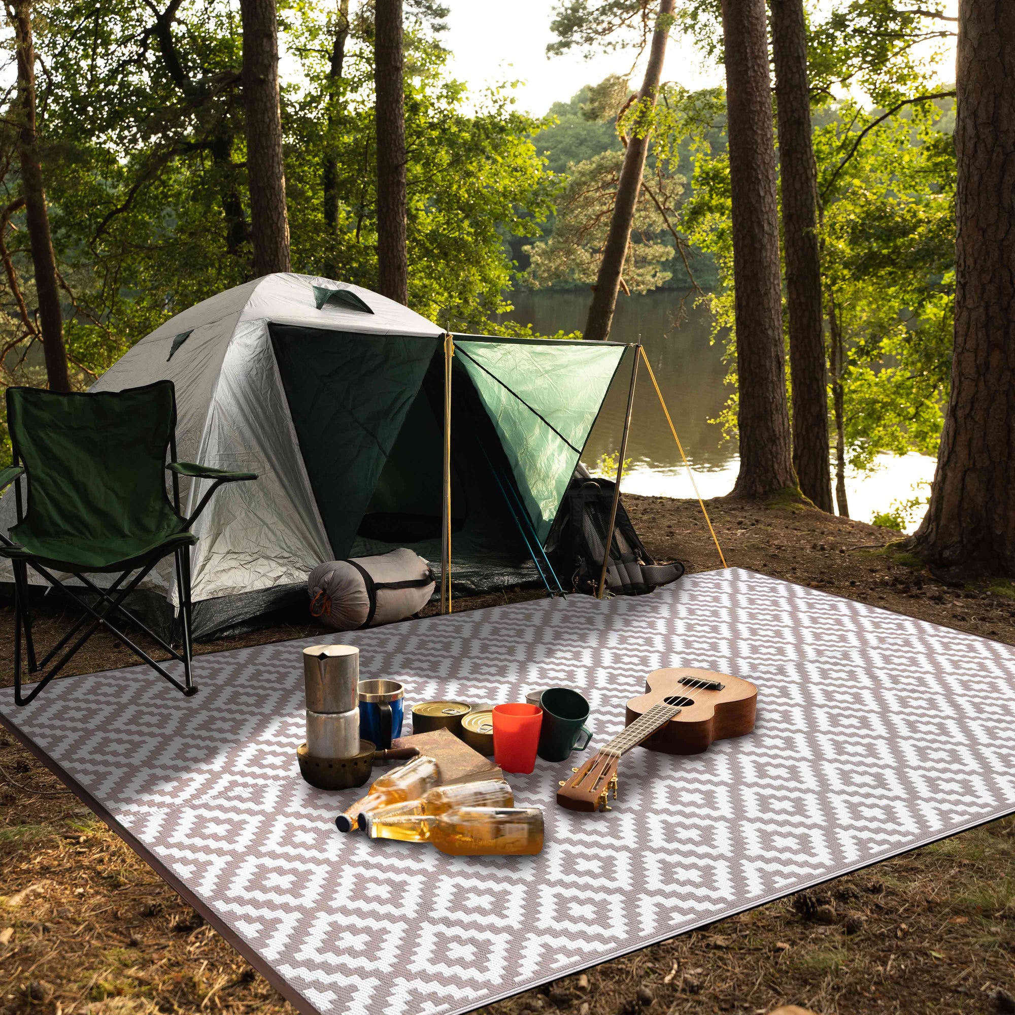 Outdoor Recycled Plastic Rug for Camping (Taupe / White)