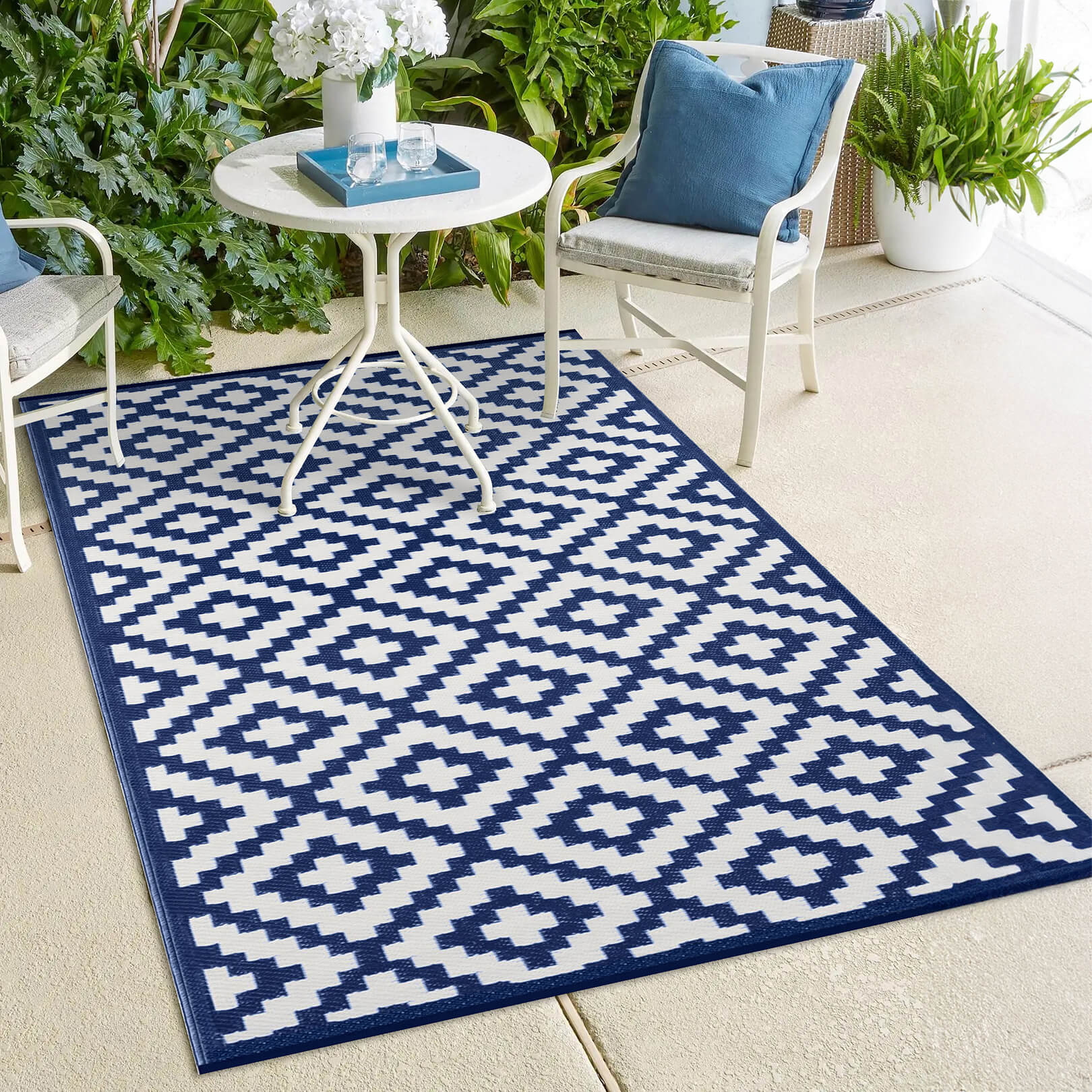 Nirvana Outdoor Recycled Plastic Rug (Navy Blue/White)