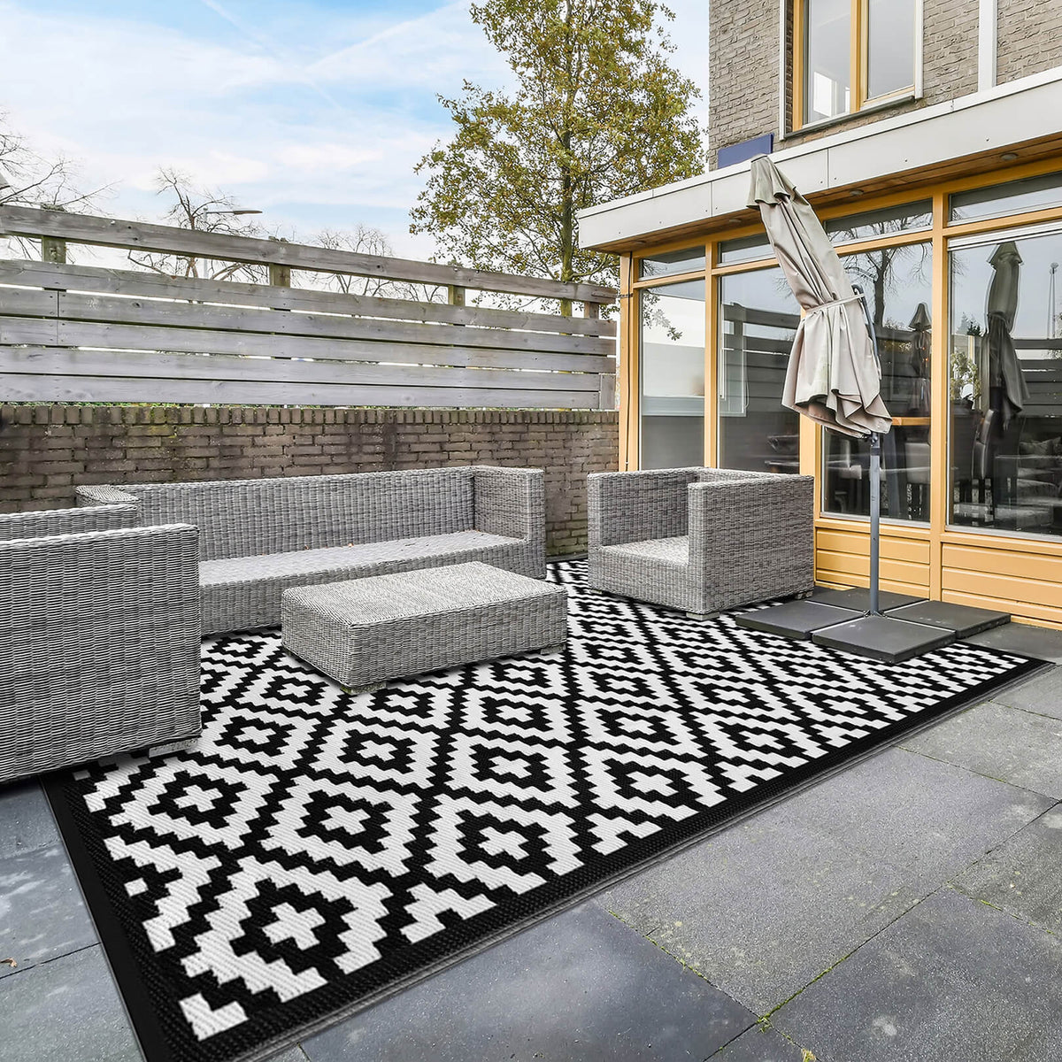 Green Decore Nirvana Black White Outdoor Rug