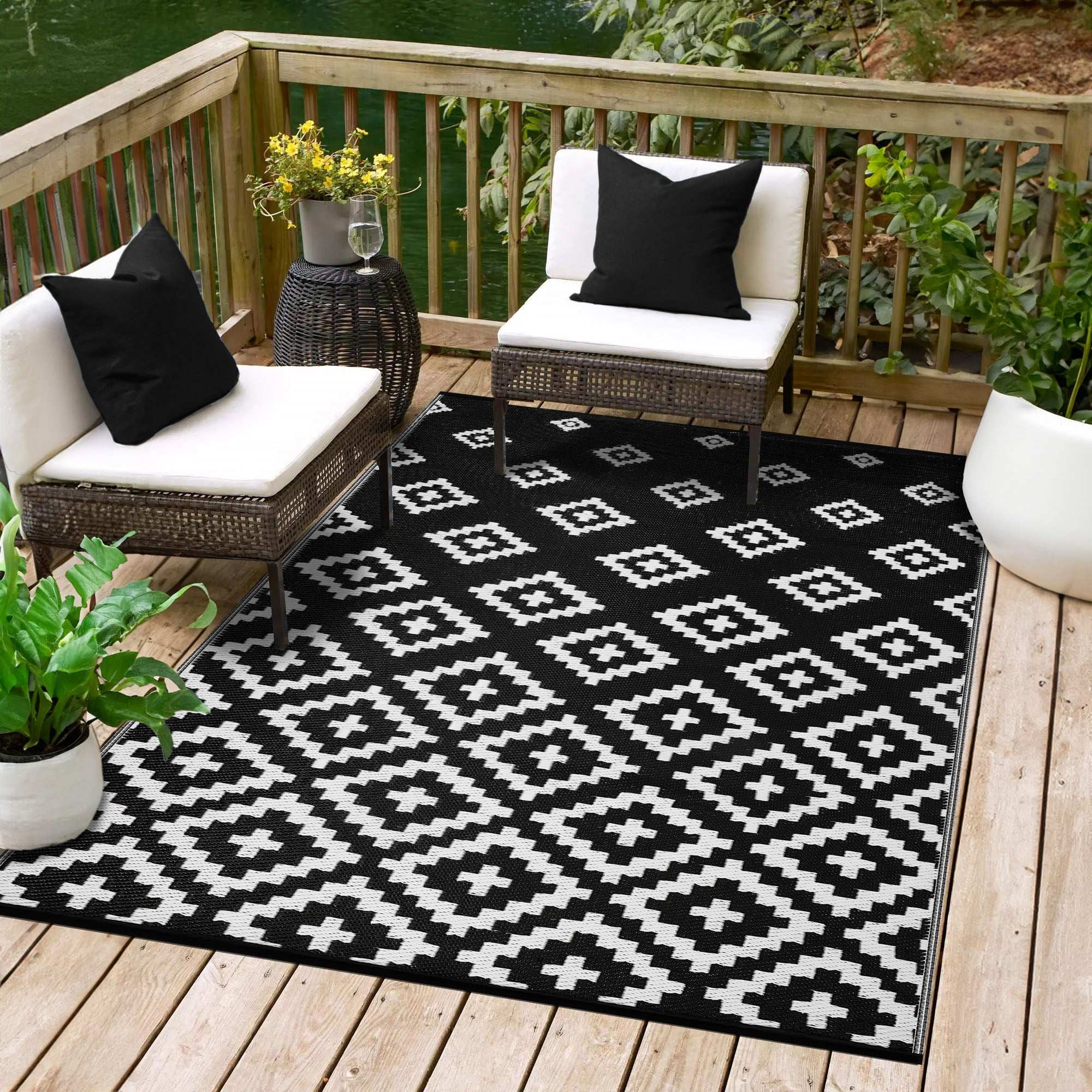 Diamond Pattern Rattan Rug Durable Outdoor Rug | Bettina Black & White Diamond Pattern | 120x180cm