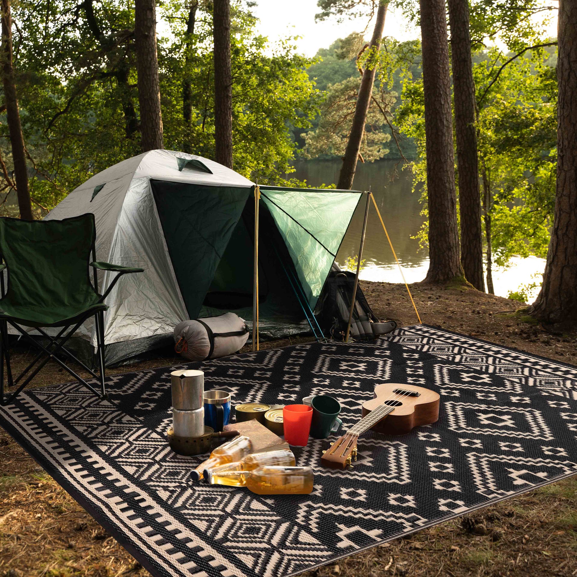 Venice Outdoor Recycled Plastic Rug for Camping (Black / Beige)