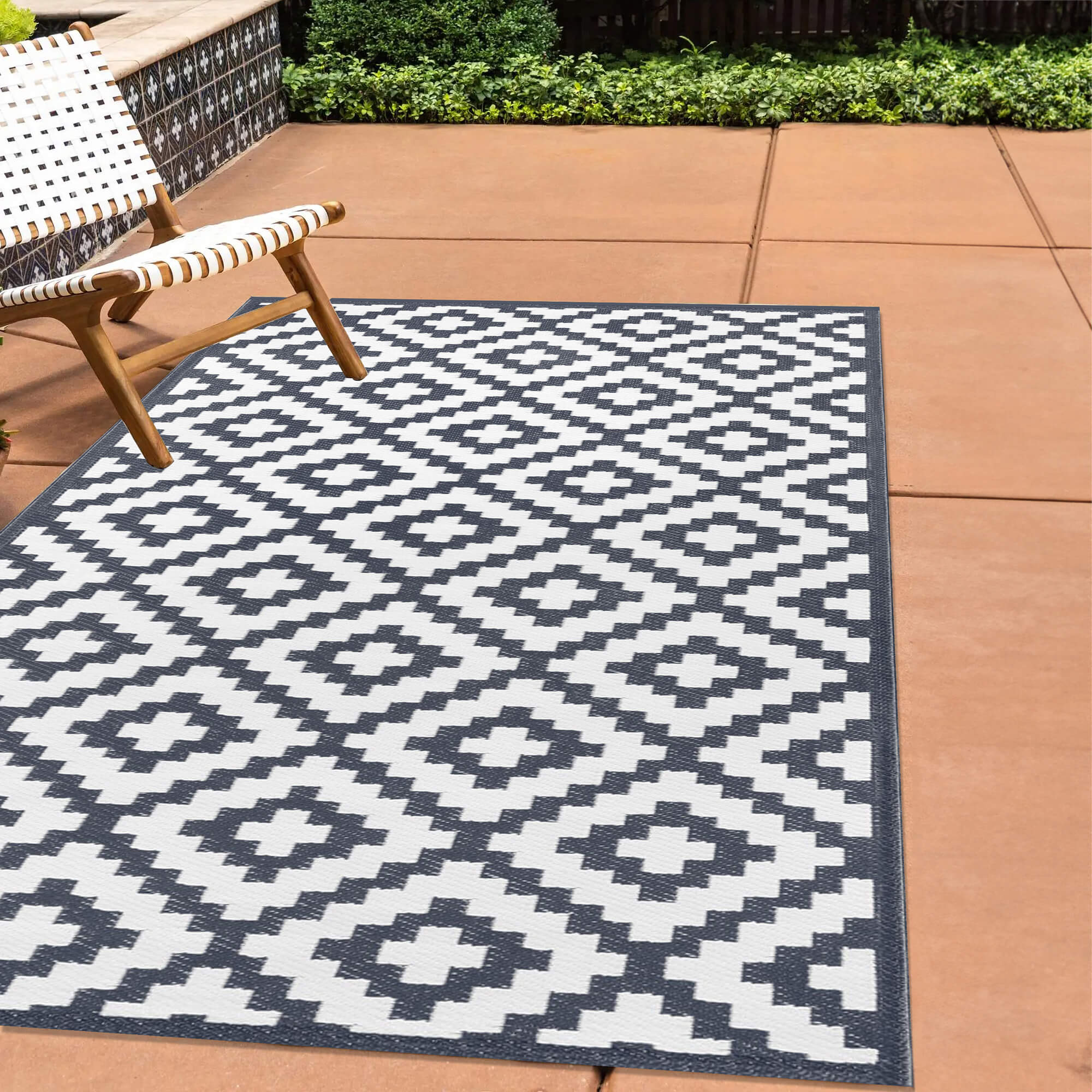 Nirvana Outdoor Recycled Plastic Rug (Charcoal Grey/White)