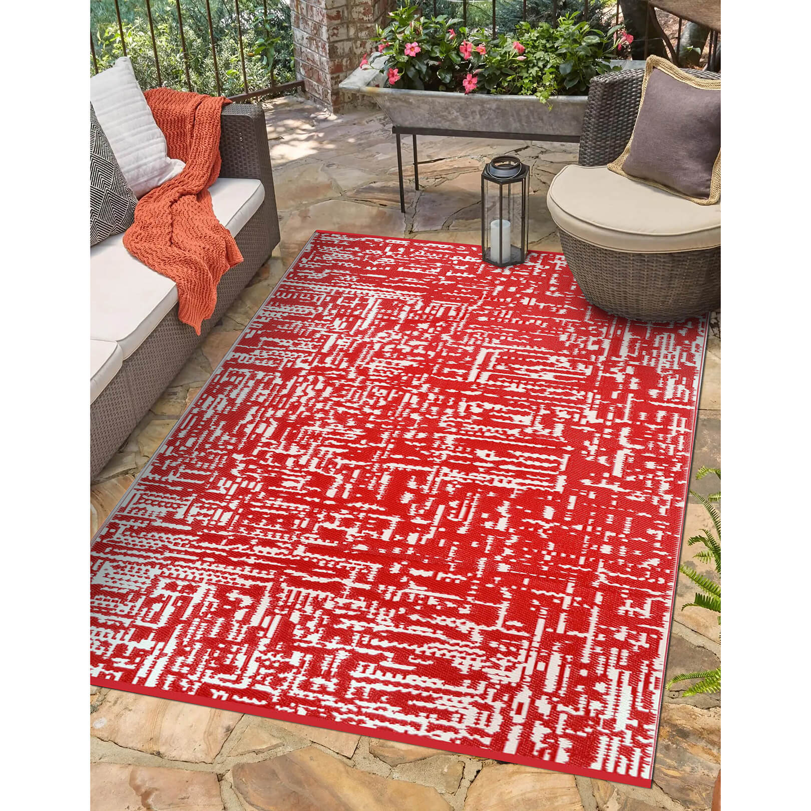 Cosmopolitan Outdoor Recycled Plastic Rug (Red/White)